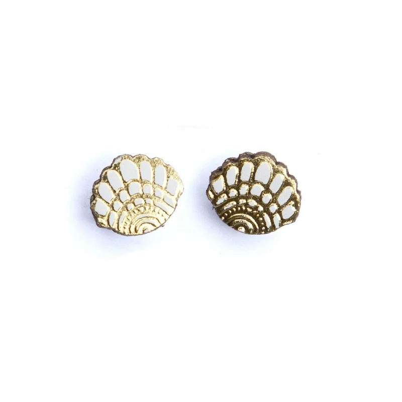 BAMBINO SHELL . stud earrings